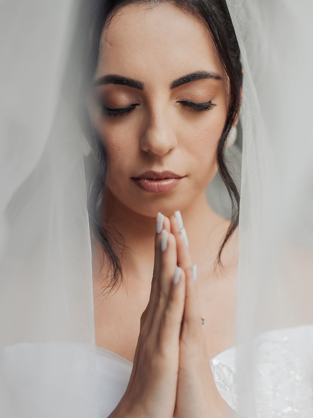 Noiva de olhos fechados com véu